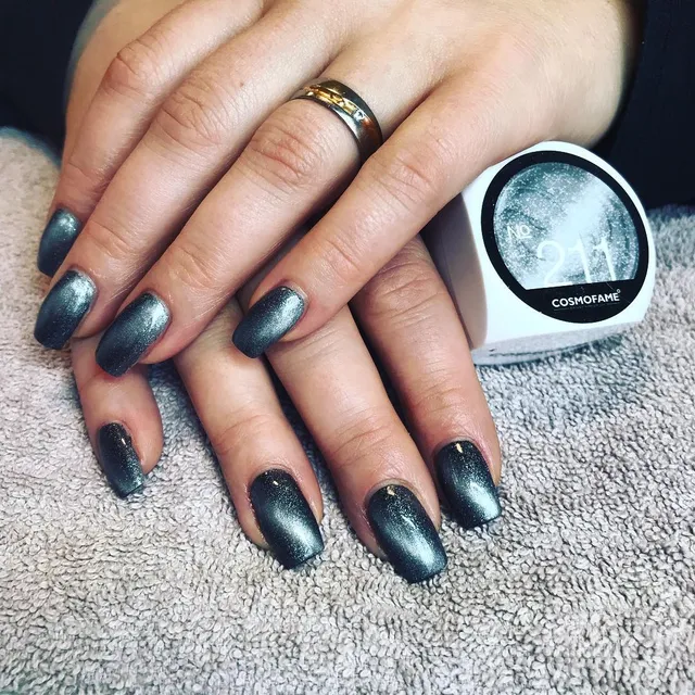 Nägel in dunklem Metallic