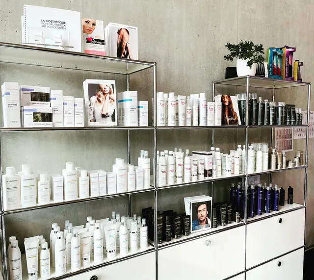 Pflegeprodukte-Regal im Salon
