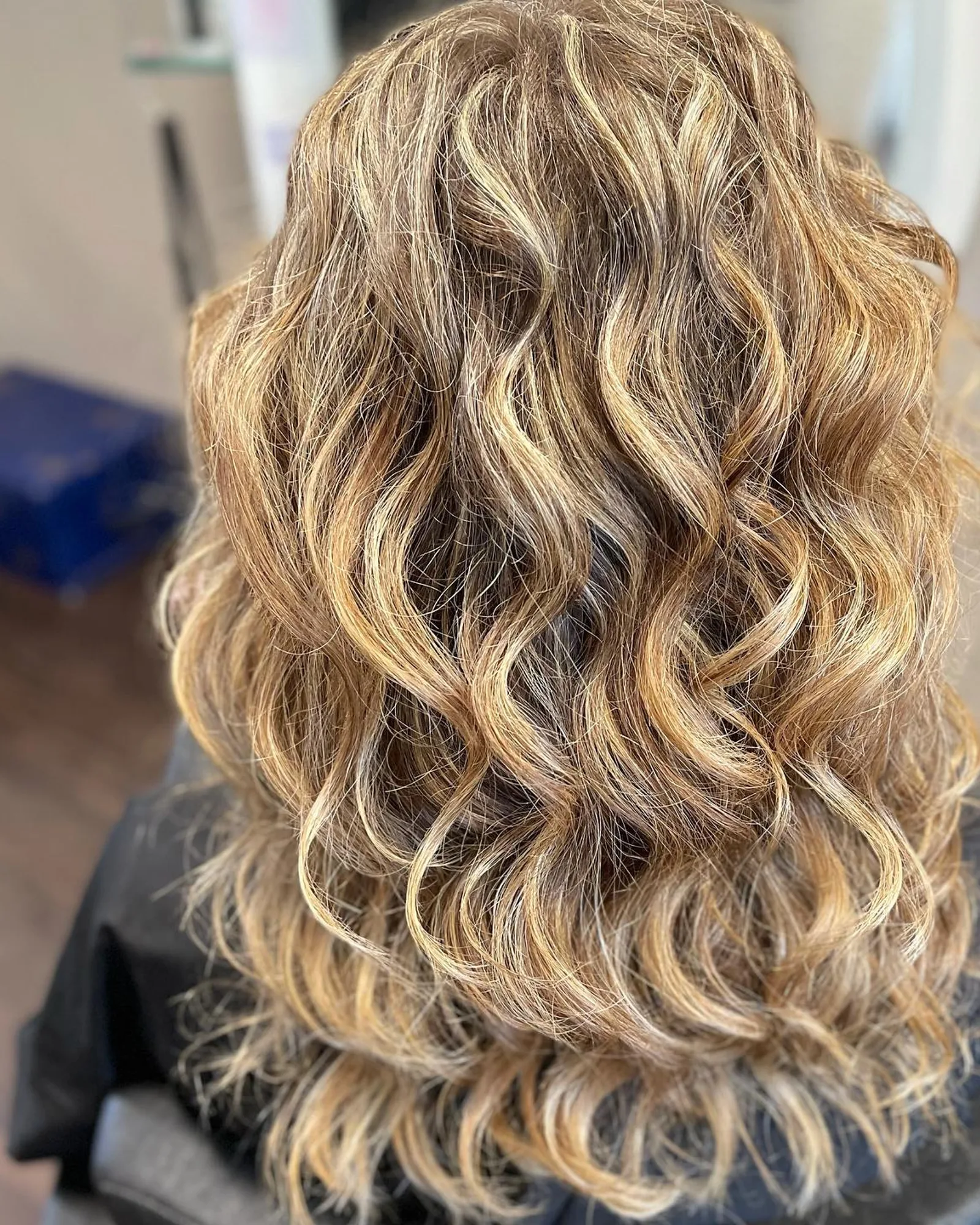 Blonde Wellen nach dem Styling im House of Beauty Winterthur