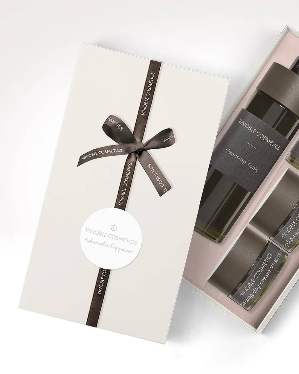 Geschenkbox mit Vinoble-Pflegeprodukten und schwarzer Schleife